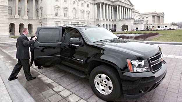 Chevrolet Suburban sempre acompanha a limousine presidencial dos Estados Unidos e é baseada na Silverado