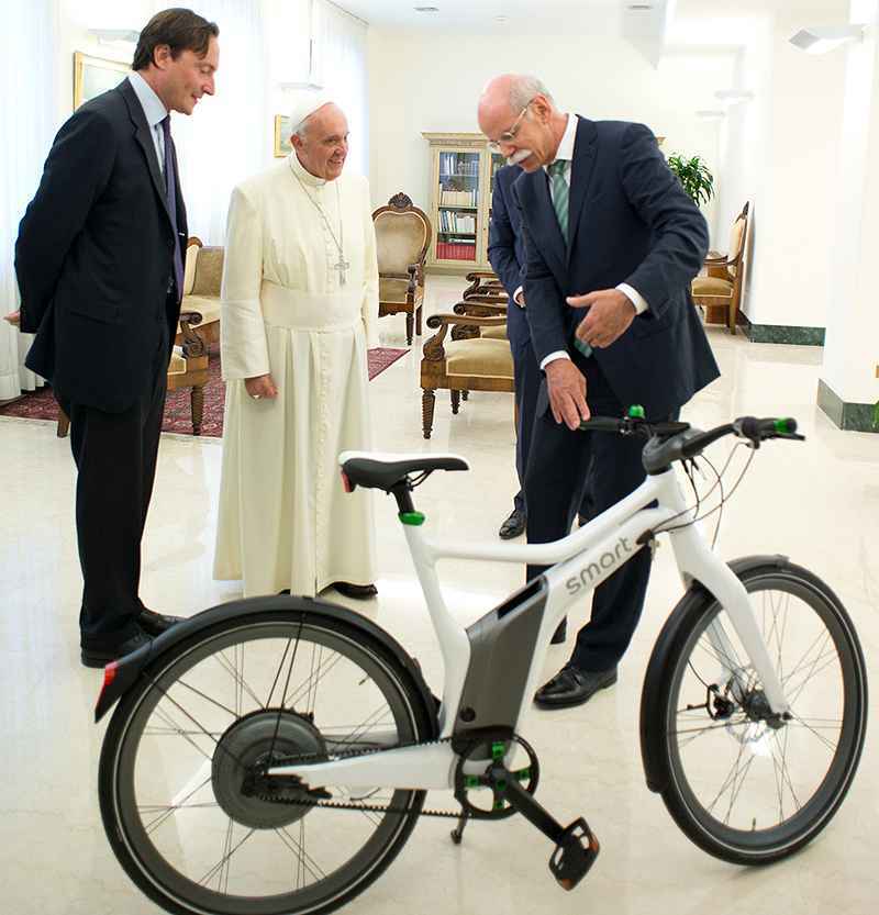 Papa Francisco sugere aos padres que comprem carros mais modestos