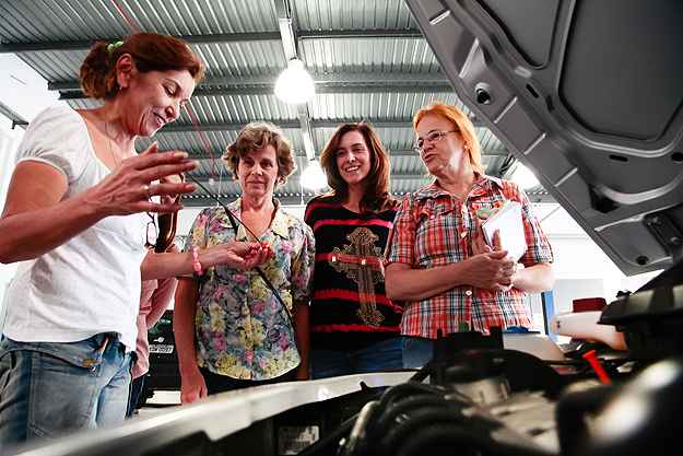 Mulheres terão curso gratuito sobre mecânica de carros em março