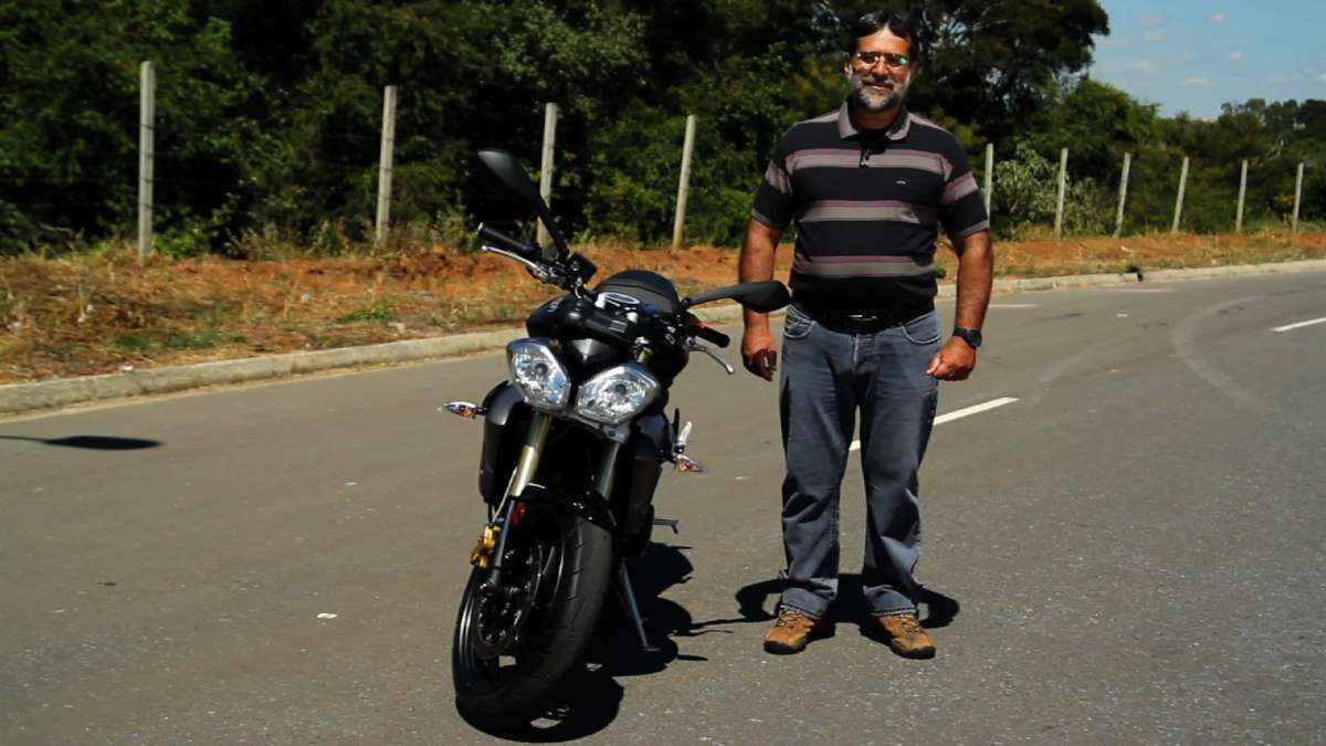 Vrum testa a Triumph Street Triple com motor de três cilindros