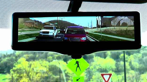 Nissan apresenta retrovisor inteligente com câmera de ré