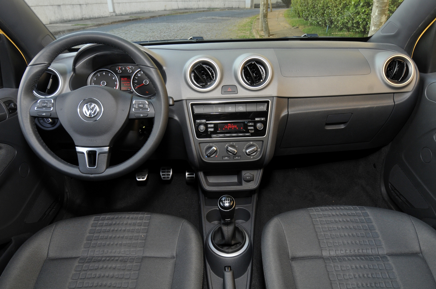 VW Saveiro Cross cabine dupla modelo 2015 amarela interior painel e bancos dianteiros