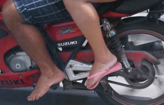 Como a multa por andar de chinelo de moto funciona?