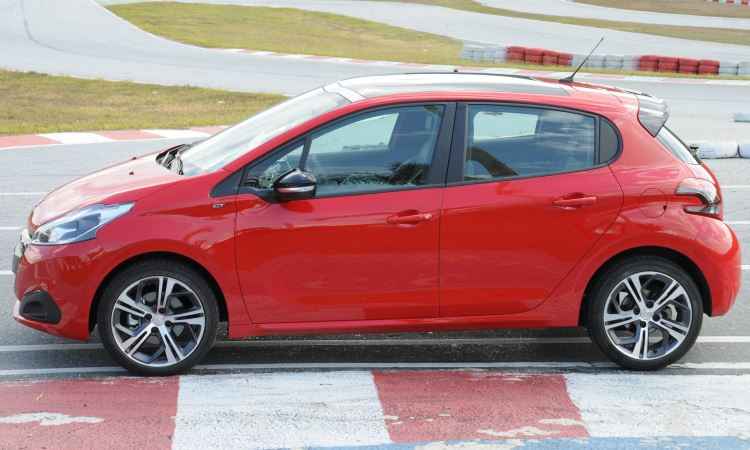 Teste: Peugeot 208 GT 1.6 THP impressiona pelo poder de aceleração, mas o preço...