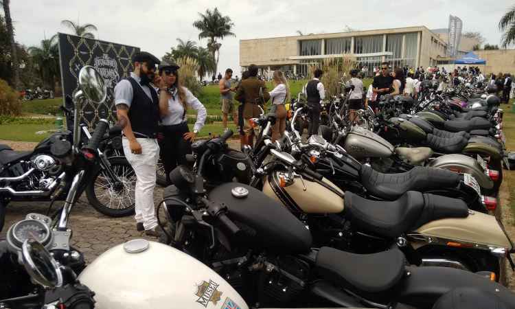 Distinguished Gentlemans Ride (DGR) reúne 300 motociclistas em trajes de época em BH