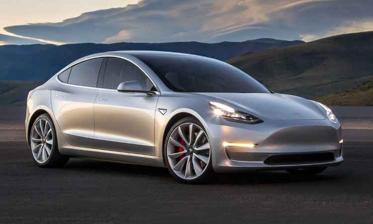 Modelo Tesla 3 prata de frente estático no asfalto
