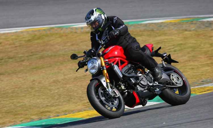 Ducati Monster 1200S mantém o estilo da marca, mas ganhou motor mais progressivo e redondo