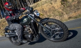 Triumph Bonneville Scrambler 900 anda bem no asfalto ou na terra, com o auxílio da eletrônica