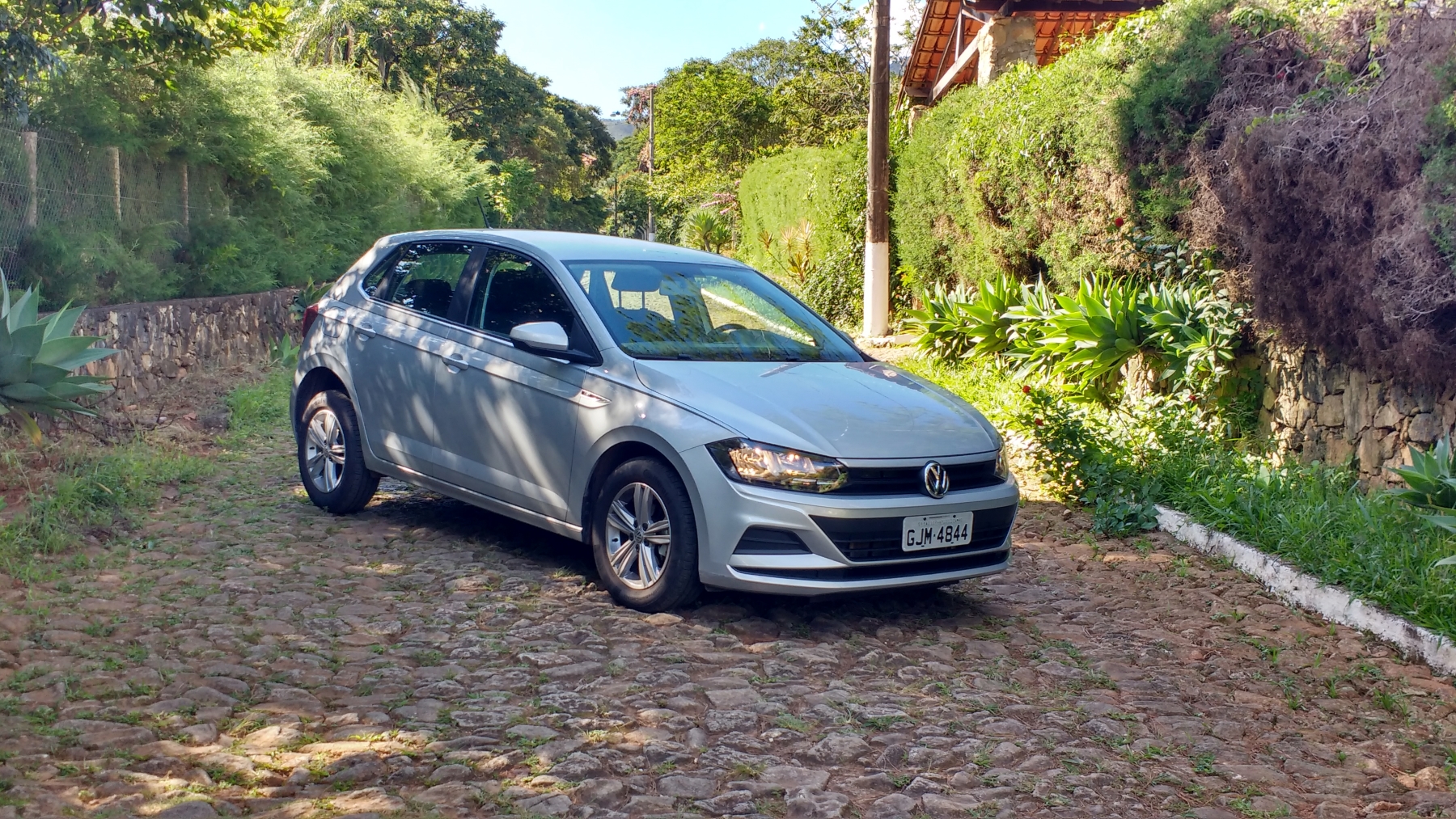 VW Polo 1.6 MSI prata frente quatro portas modelo 2018