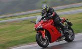 Ducati Supersport S tem pilotagem prazerosa em ritmo acelerado e também devagar