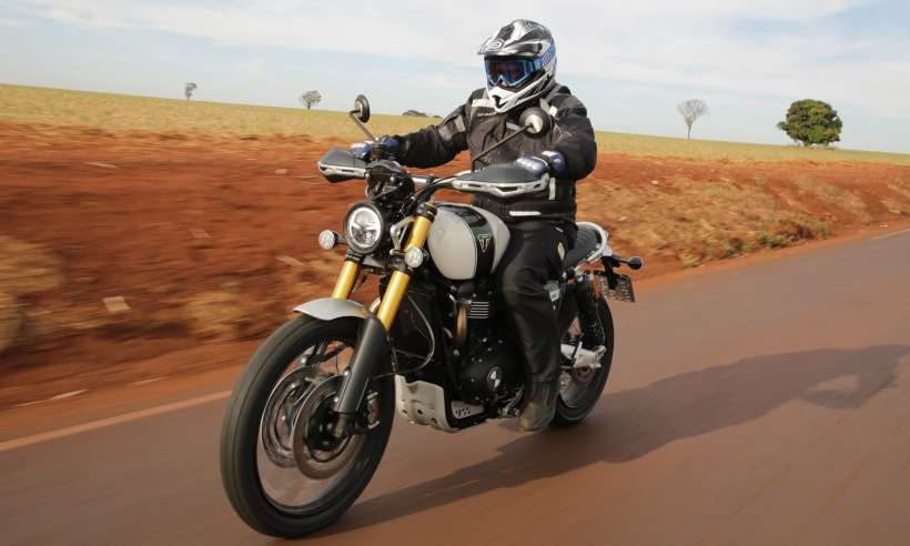 Triumph Scrambler 1200 XE tem vocação para andar no asfalto e na terra