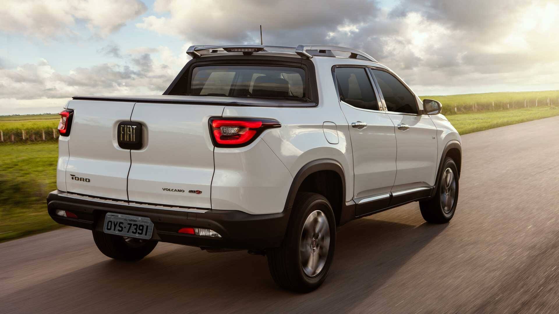 Fiat Toro Volcano 2020 branca de traseira em movimento