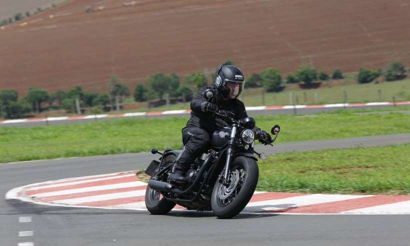 Nova Triumph Bonneville Bobber Black: fidelidade ao estilo, mas sem brilho