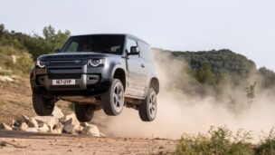 Land Rover Defender ganha motorização diesel e já chega a custar R$ 800 mil