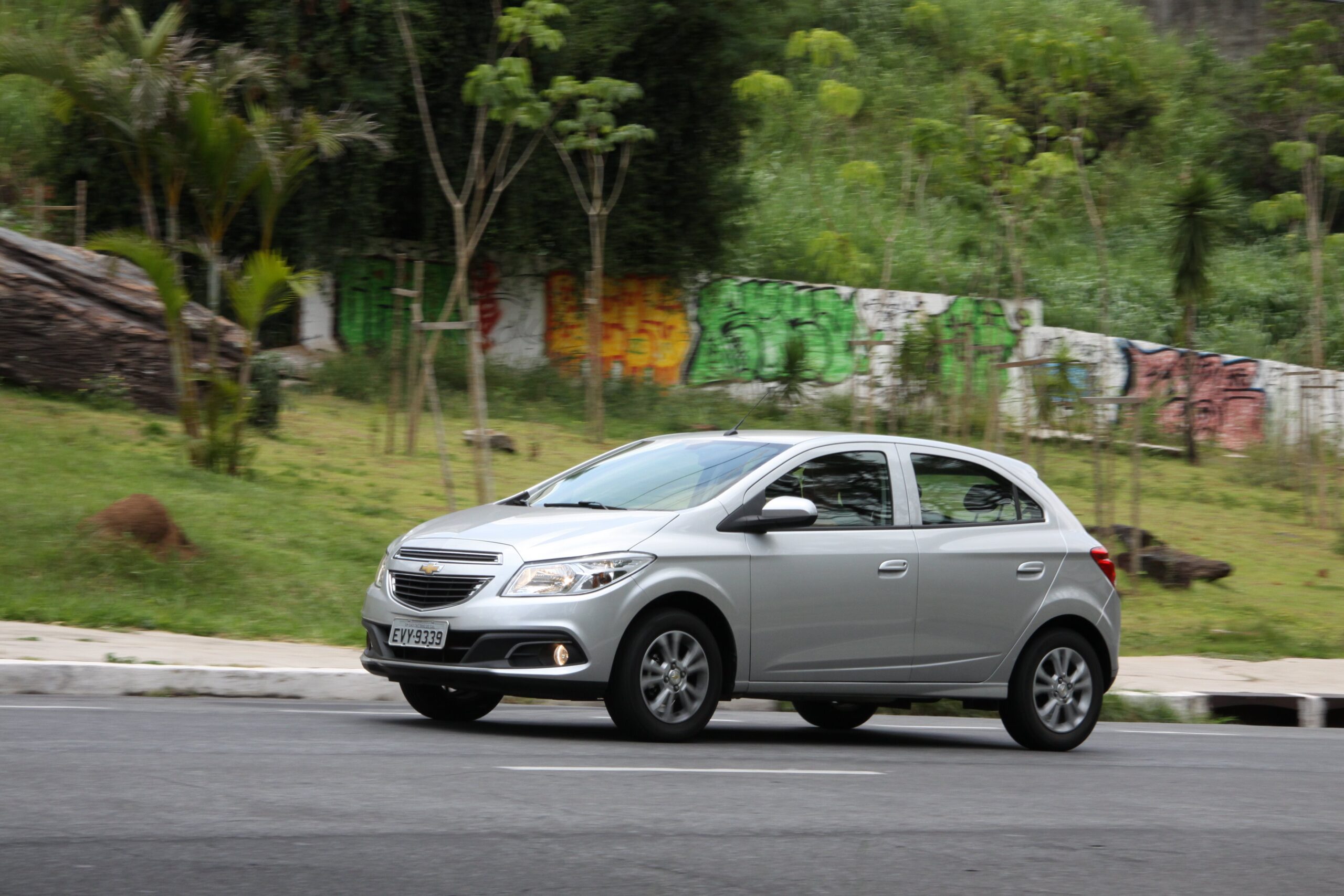 Chevrolet Onix os 10 motivos para comprar ou não o hatch Vrum