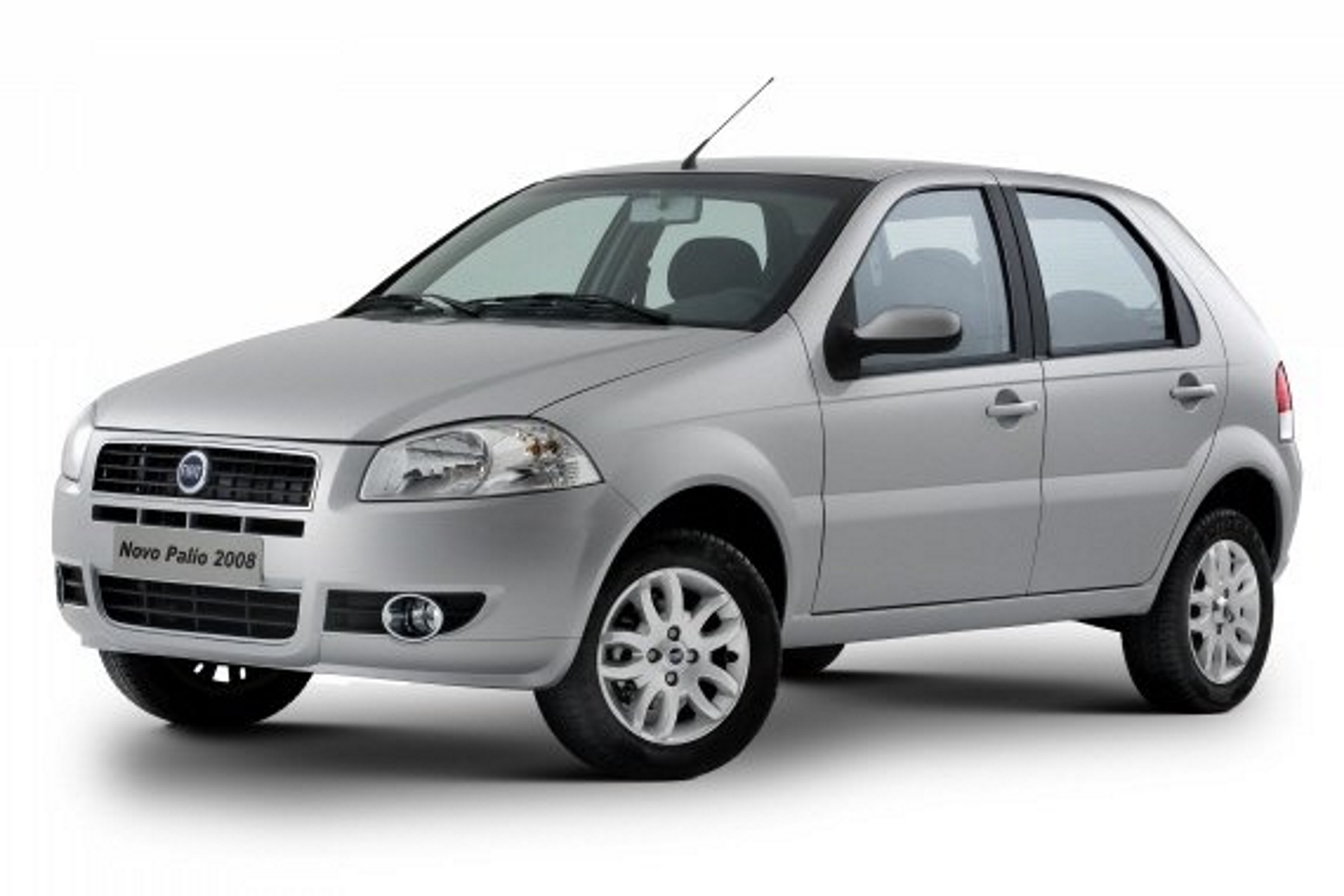 O Fiat Palio modelo 2008 tinha faróis com a base reta e a grade com o logo da marca redondo