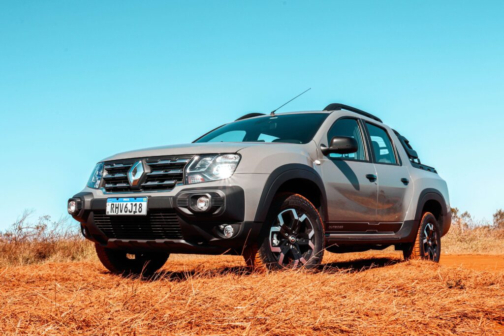 Renault Oroch Outsider 2023 na cor cinza vista da diagonal frontal. Picape será um concorrente para a Baby Hilux da Toyota. 