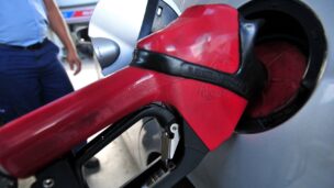 Posto vende litro de gasolina pelo preço de R$ 0,94 devido a erro