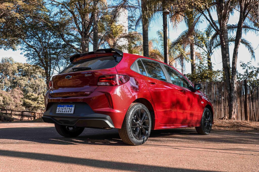 Chevrolet Onix RS motor turbo vermelho quatro portas de traseira; para matéria sobre versões especiais da Chevrolet.