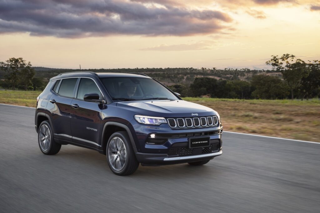 Jeep Compass Limited T270  de frente cor escura na estrada cliente pcd