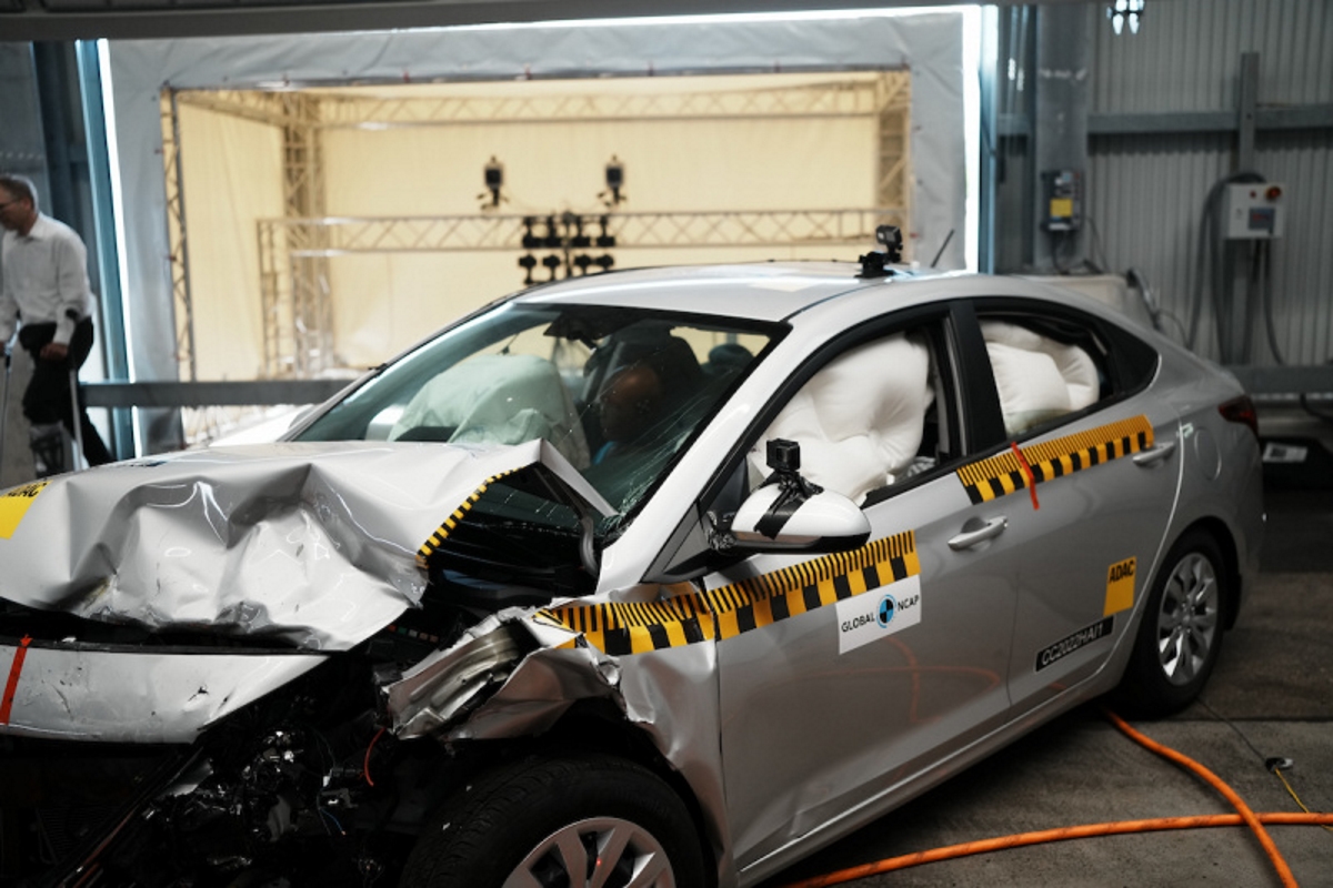 Teste de colisão do Global NCAP compara a segurança veicular dos Hyundai Accent, vendido nos Estados Unidos, e o Hyundai Grand i10, comercializado no México.