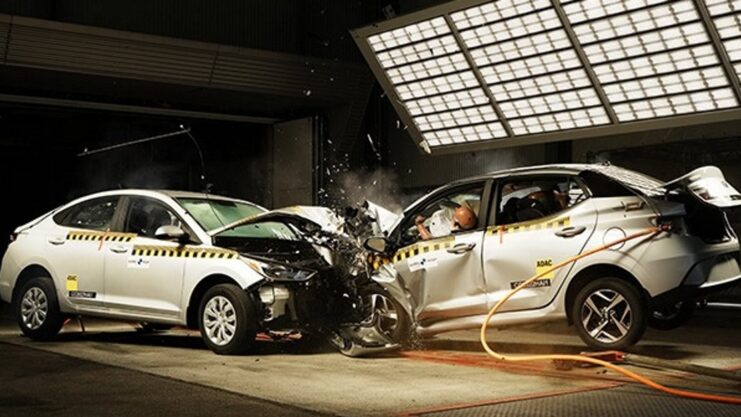 Global NCAP analisa a segurança veicular dos Hyundai Accent e Grand i10 com um teste de impacto entre os veículos.
