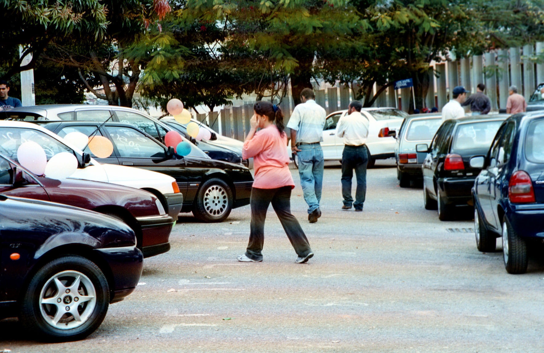 Foto Beto Novaes/Estado de Minas - 18/08/2001 - Feira de automoveis usados no estacionamento do Mercado Distrital de Santa Tereza, em Belo Horizonte.