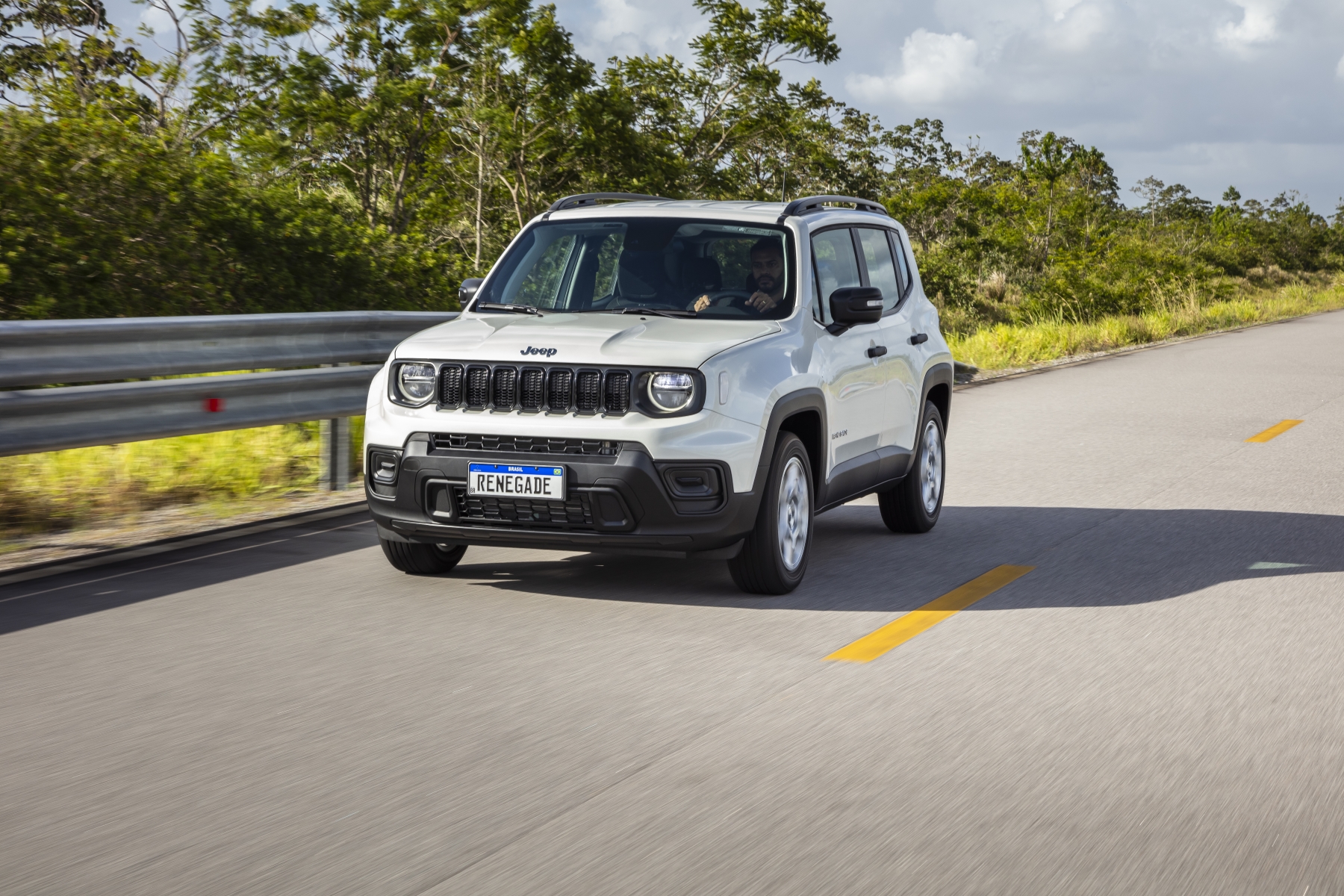 Jeep Renegade Sport T 270 2022 branco de frente na estrada