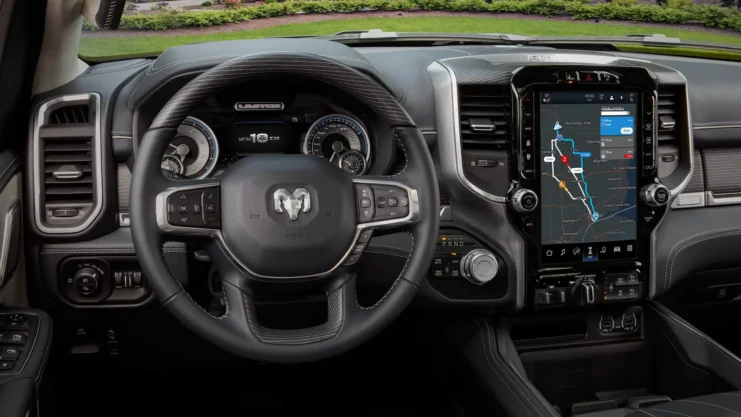 Parte interior de carro da Dodge com volante e painel com tela digital.