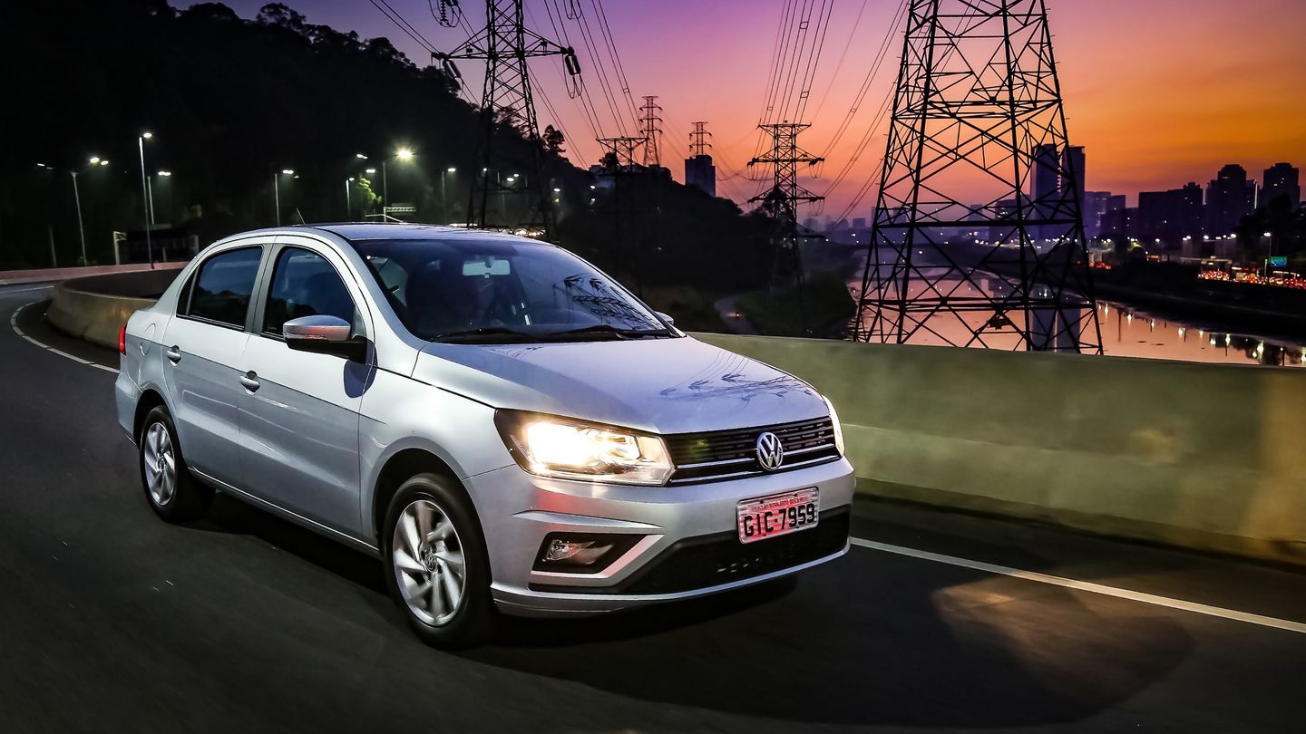 Volkswagen Voyage prata de frente em movimento