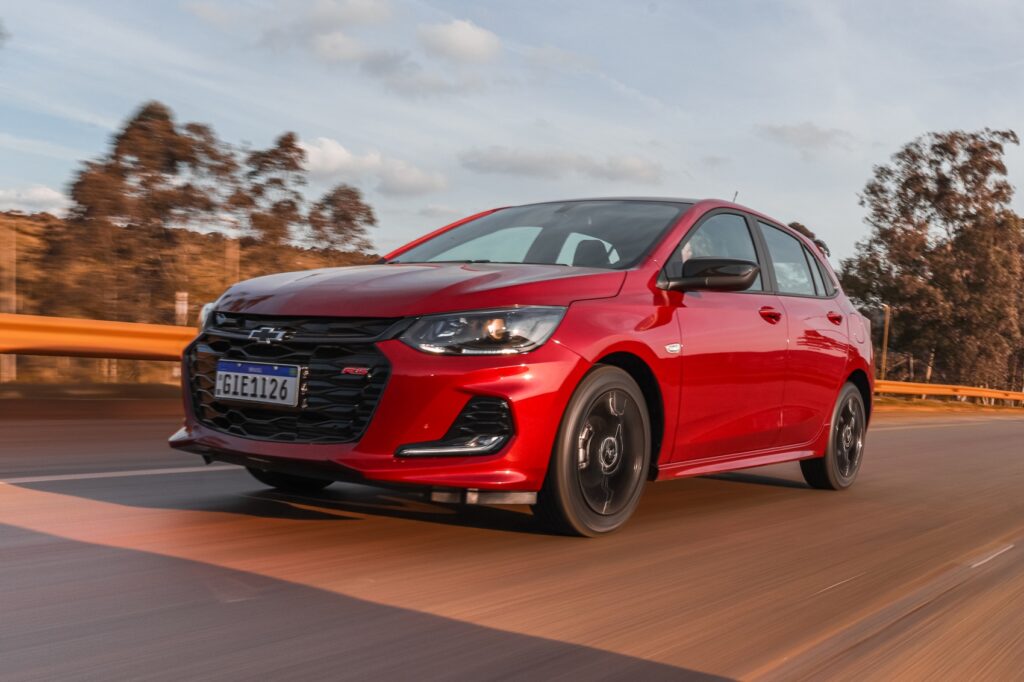 Chevrolet Onix RS motor turbo vermelho quatro portas de frente; para matéria sobre versões especiais da Chevrolet.