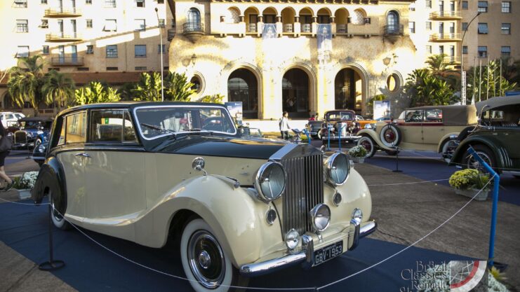 Carro antiga de cor cinza em estande de exposição no Brazil Classics Kia Show.