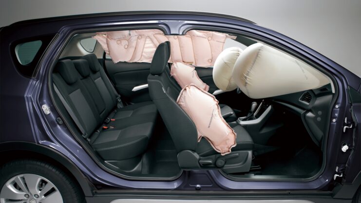 Suzuki recorte lateral com airbags frontais, laterais e de cortina carro roxo