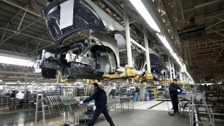 Veículo sendo produzido dentro de fábrica da Hyundai