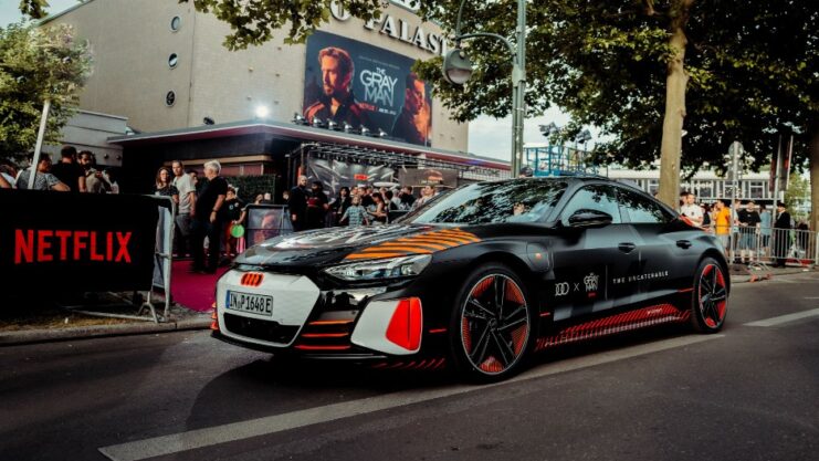Veículo da Audi estacionado em frente a uma estreia do novo filme
