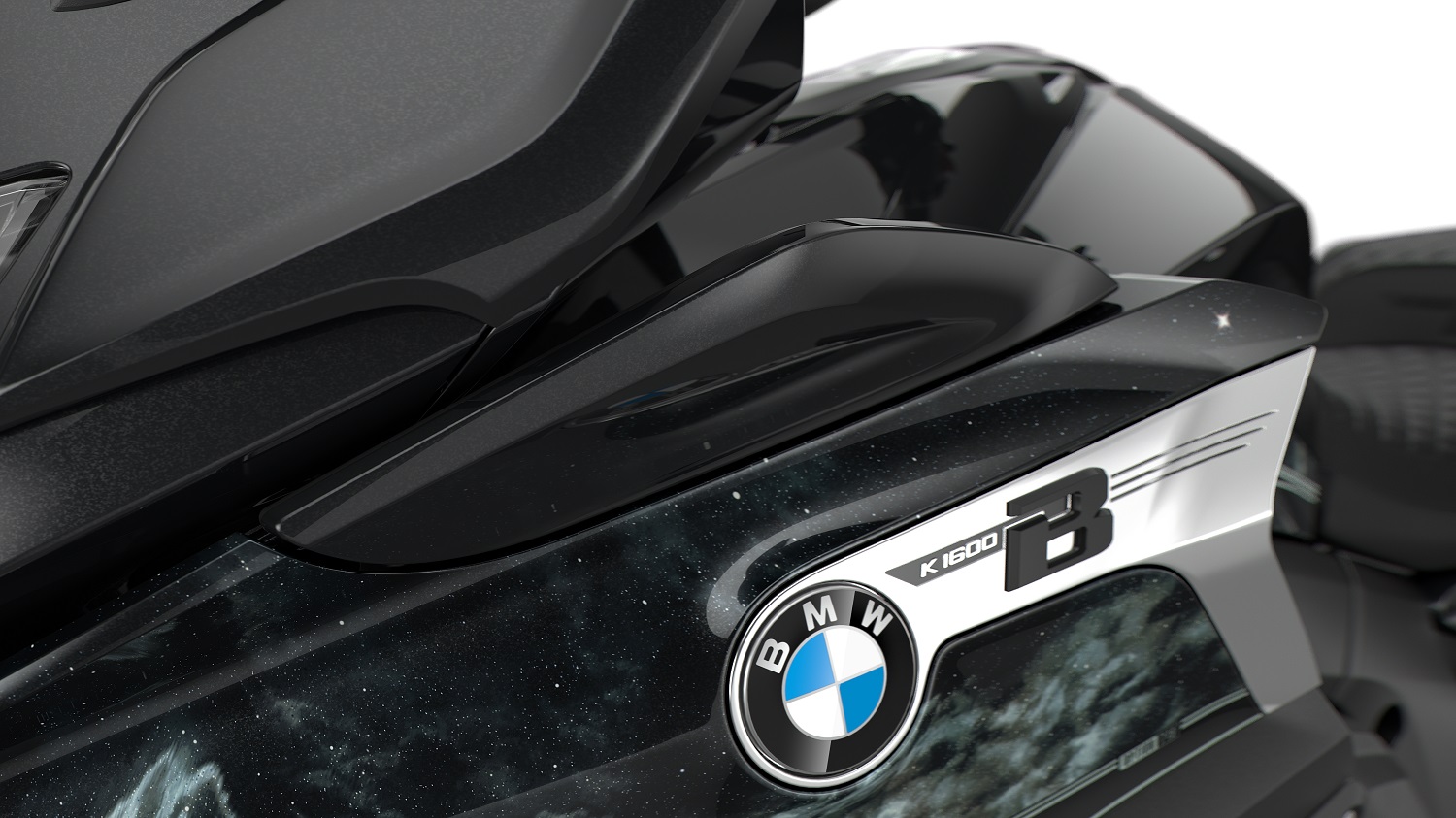 Lateral da BMW K 1600 Bagger preta com logomarca da BMW e detalhes de ilustração de universo. 