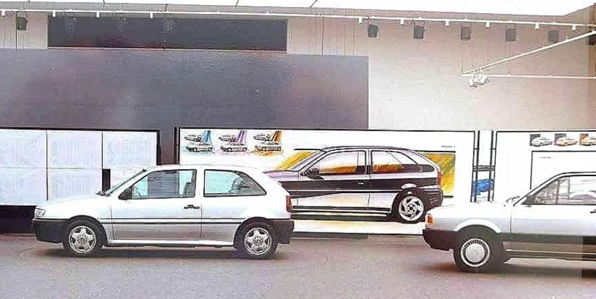 Voyage foi apresentado junto com o Gol Bolinha, apelido dado à segunda geração do hatch compacto. Protótipo está no centro da foto, ao lado da primeira geração.