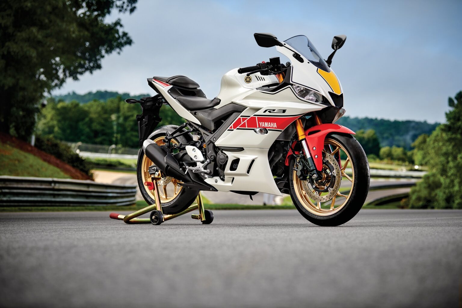 Yamaha YZFR3 World GP 60TH Anniversary Edition na pista
