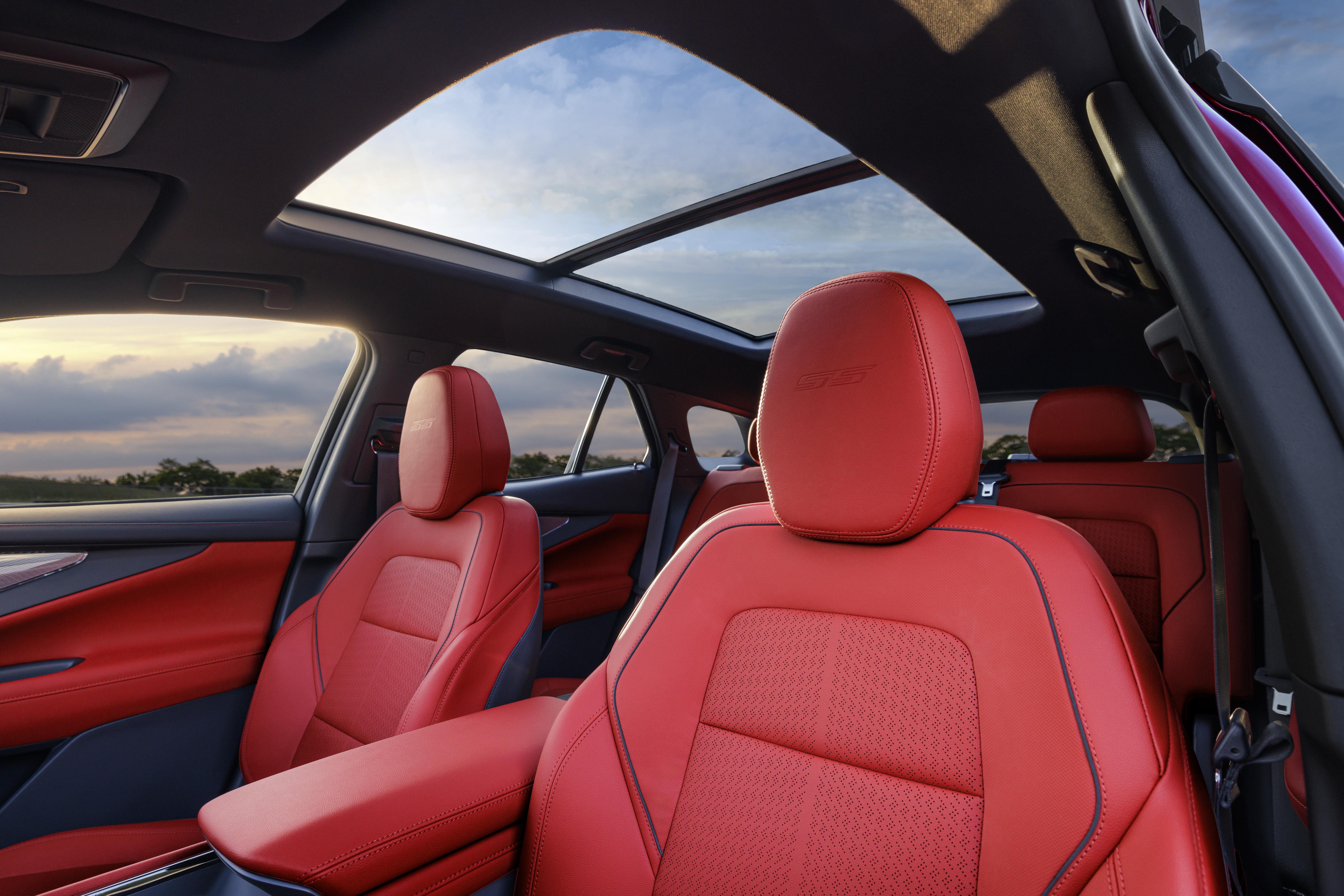 Interior vermelho e teto solar do Chevrolet Blazer EV 2024.