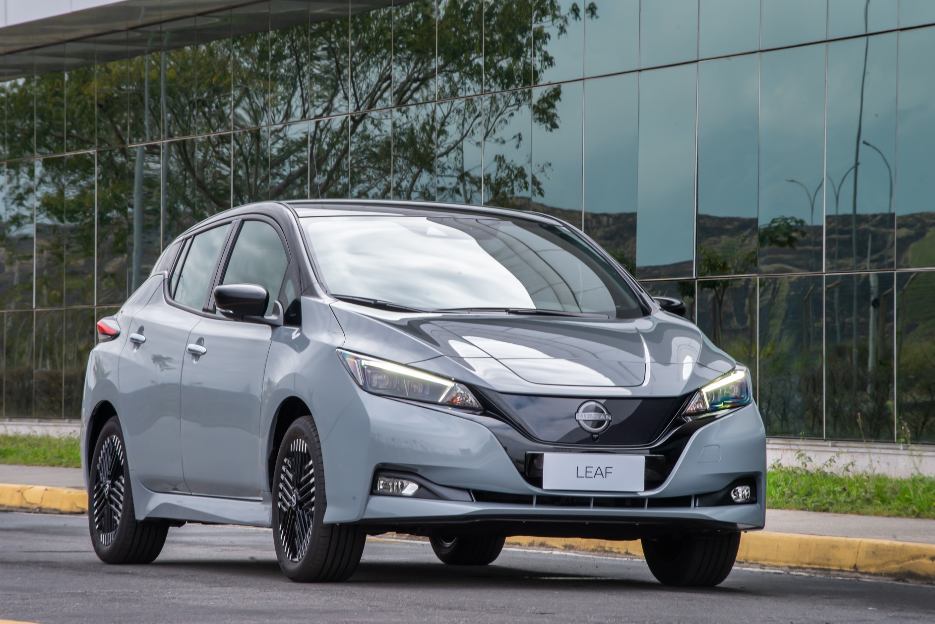 Nissan Leaf 2023 cinza de frente