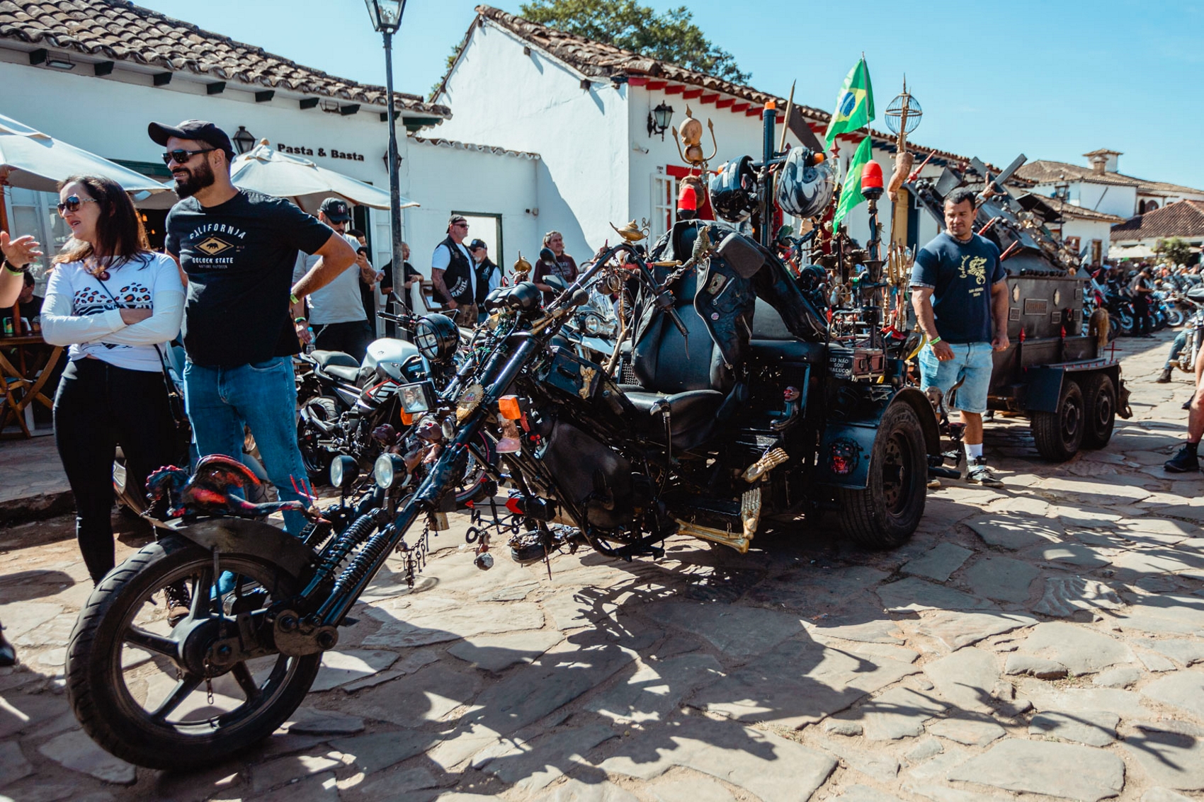 Bike Fest Tiradentes encontro de motos motociclistas triciclo exótico com crucifixo e pilota tomando chop