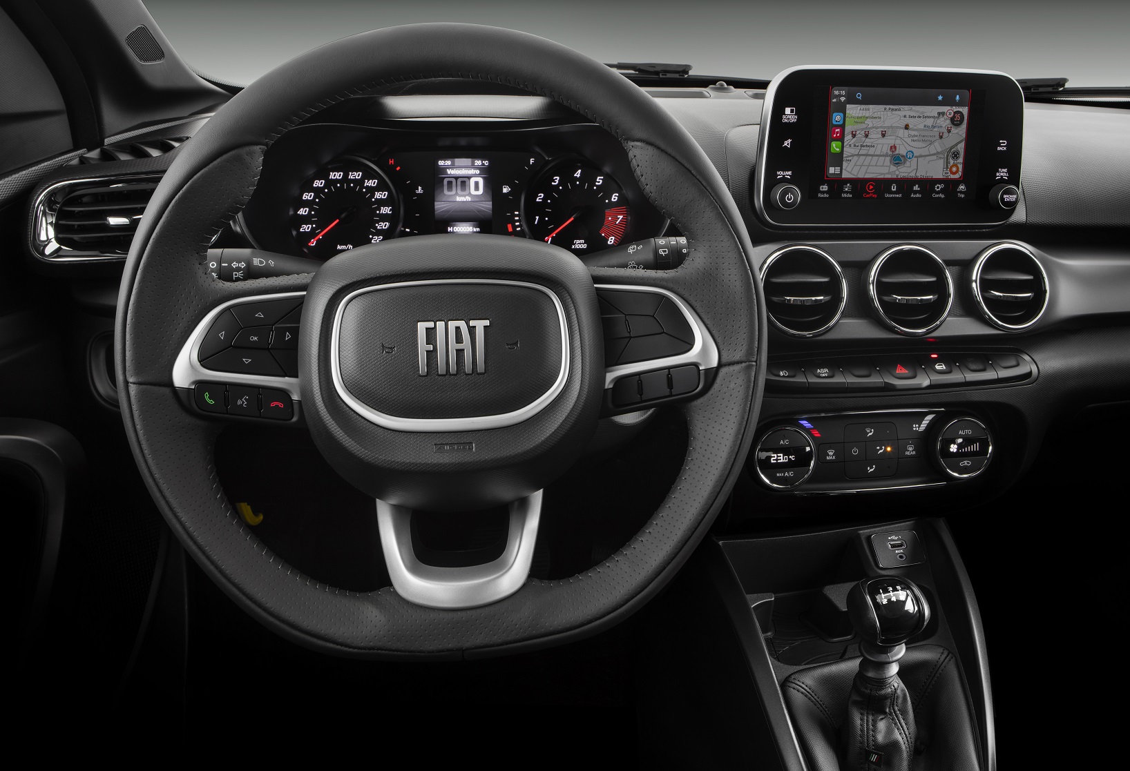 Interior, com destaque para o novo volante, do Fiat Argo Trekking 2023 