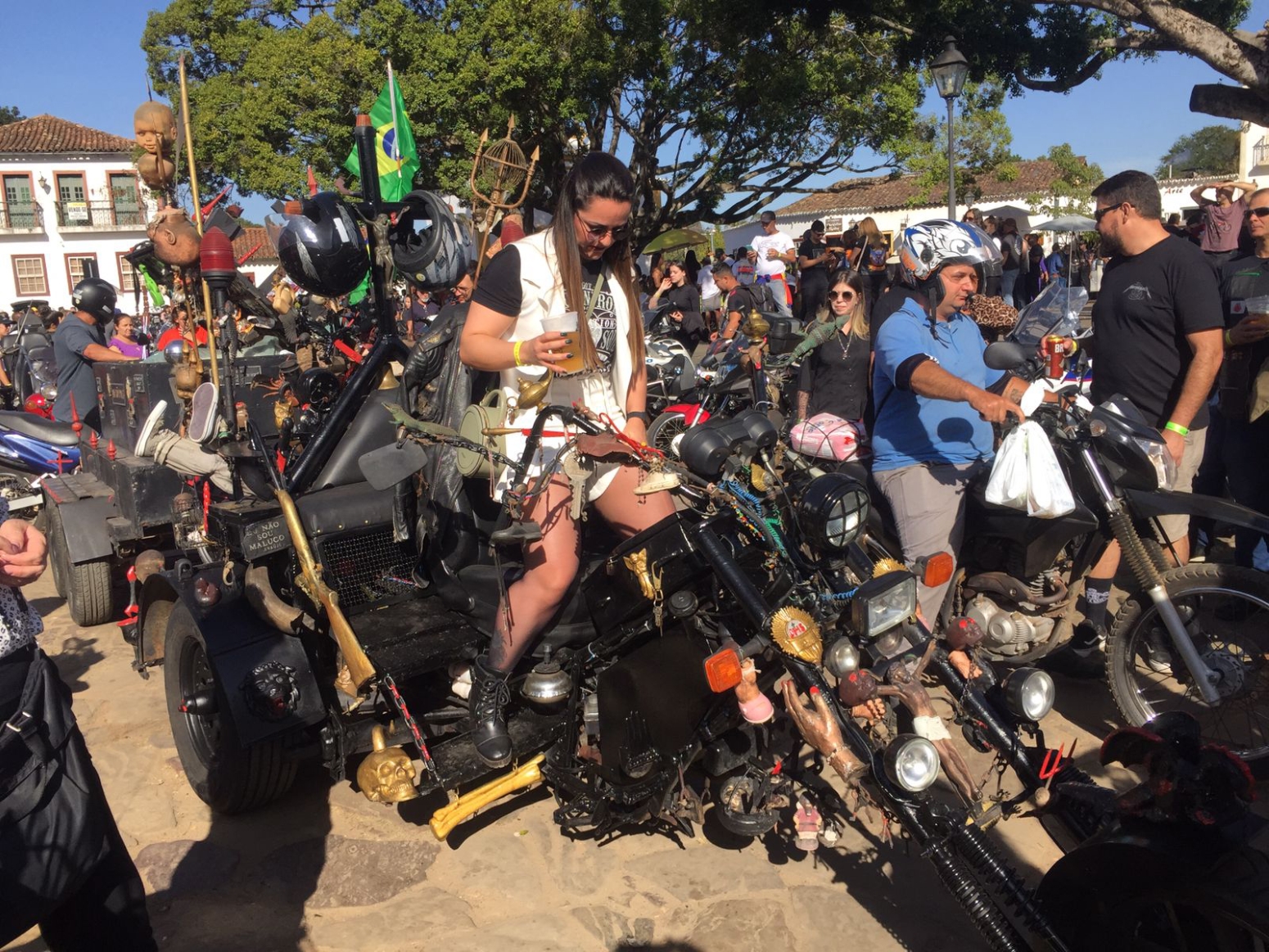 Bike Fest Tiradentes encontro de motos motociclistas triciclo exótico com crucifixo e pilota tomando chop