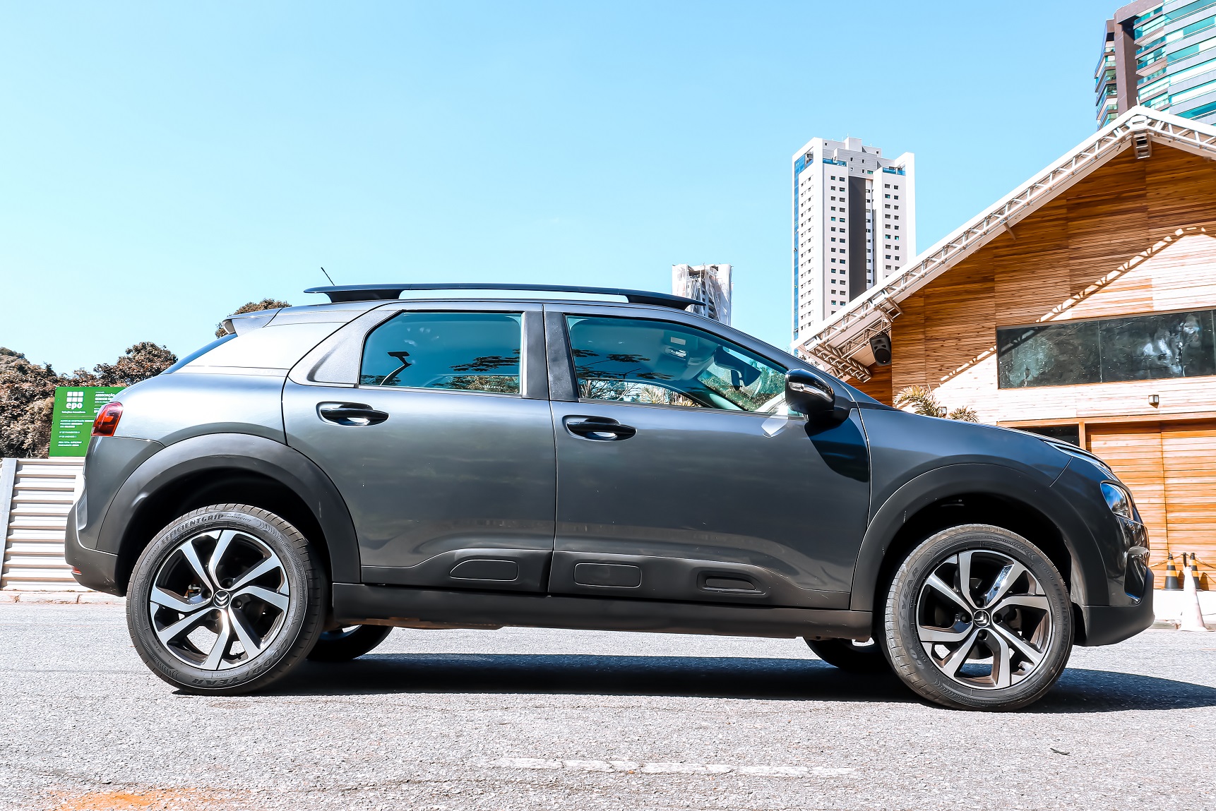 Citroen C4 Cactus Shine Pack THP 2022 cinza lateral