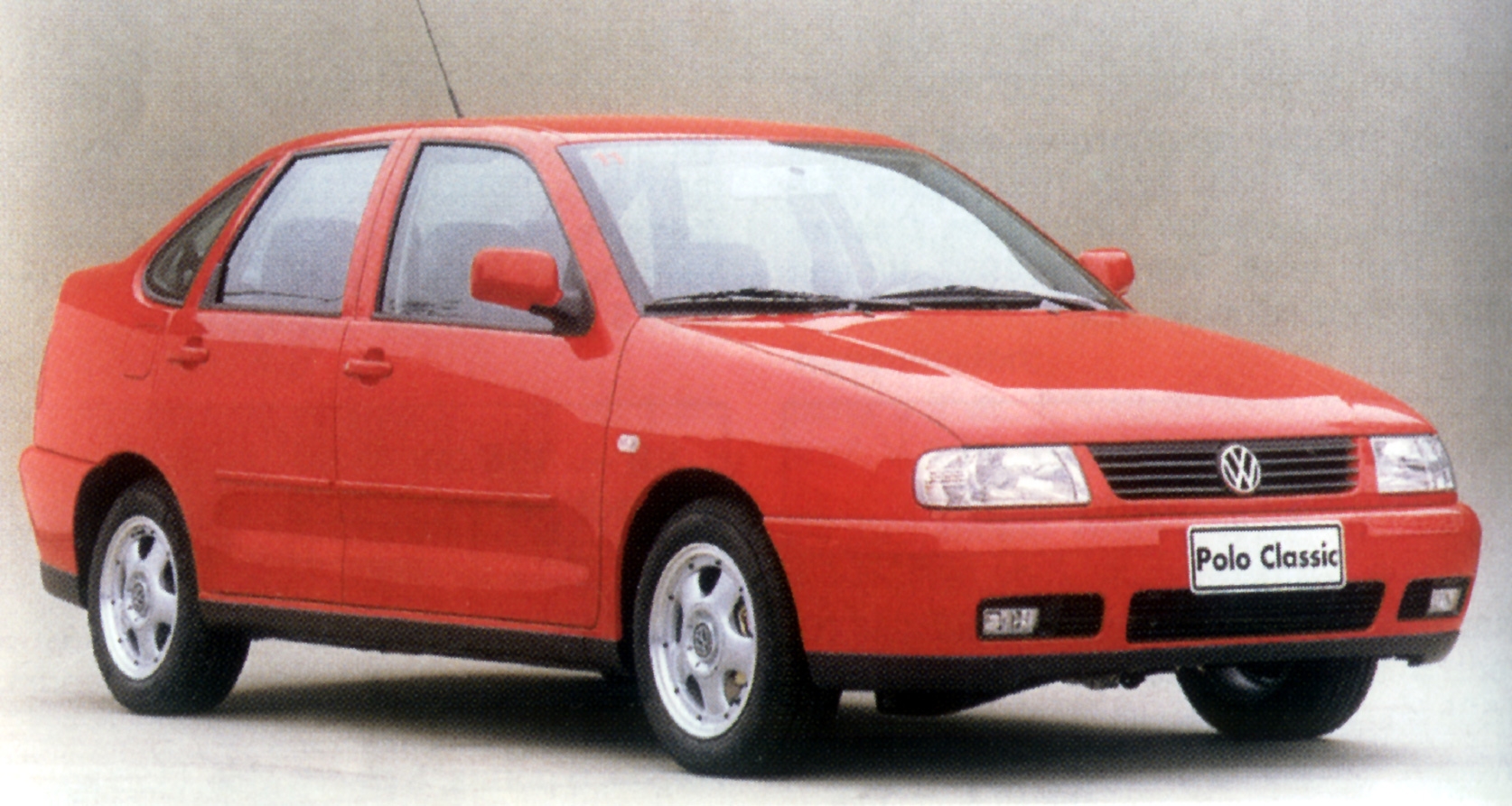 Volkswagen Polo Classic vermelho.
