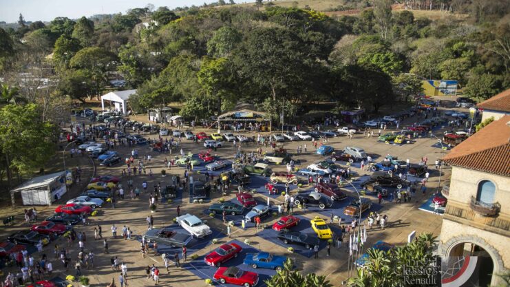 Vista de cima do evento Brazil Classics acontecendo.. Há muitos carros antigos sendo expostos e muitas pessoas ao redor deles.