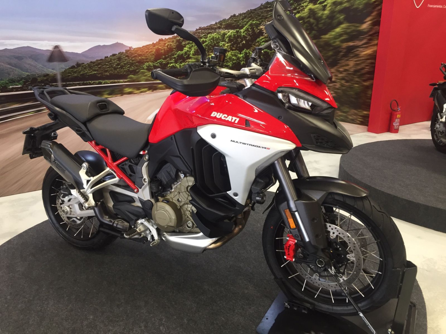 Ducati Multistrada V4 S vermelha no Festival Interlagos 2022