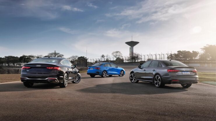 Familia A de 2023 é apresentada; Na imagem aparecem o Audi A3, A4 e a5. O primeiro é preto, o segundo azul e o terceiro é prateado