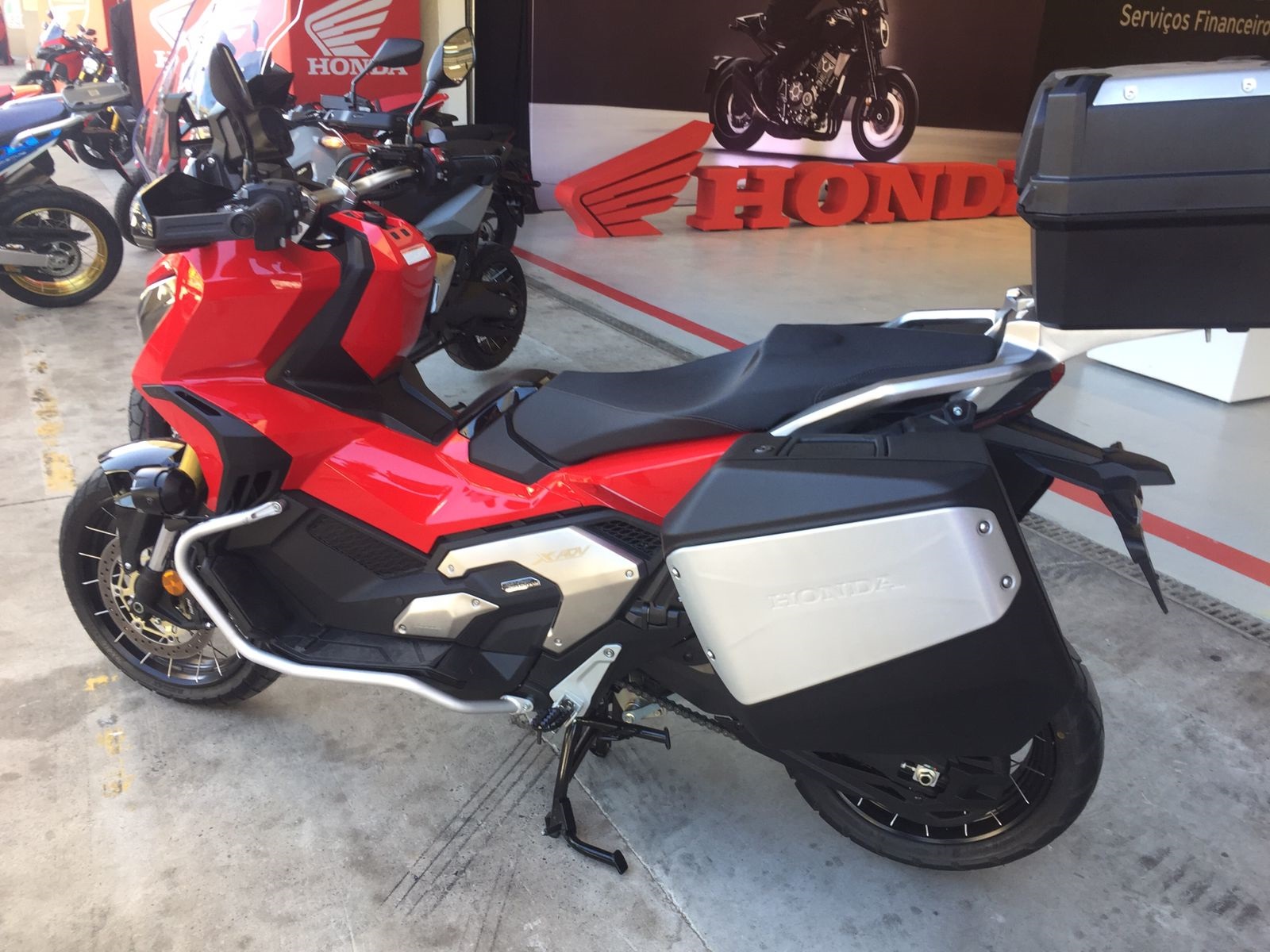 Honda X-ADV 750 vermelha, vista de lado no Festival Interlagos 2022