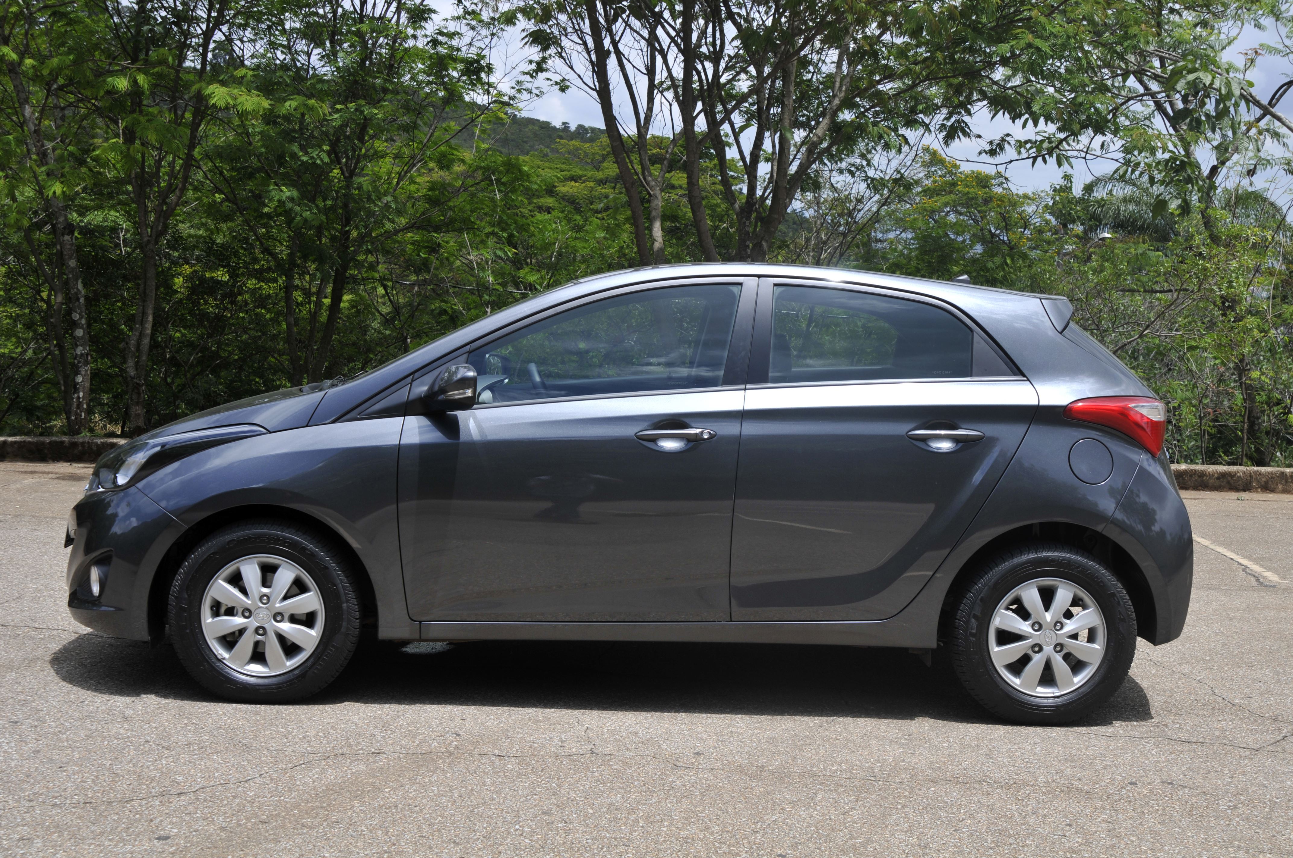 Lateral do Hyundai HB20 2012 preto.